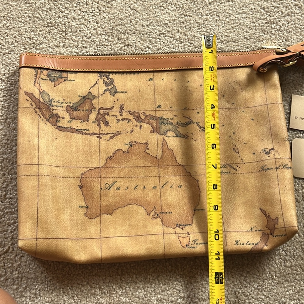 Alviero Martini world map clutch pouch - tan - leather - mint condition - Picture 4 of 9